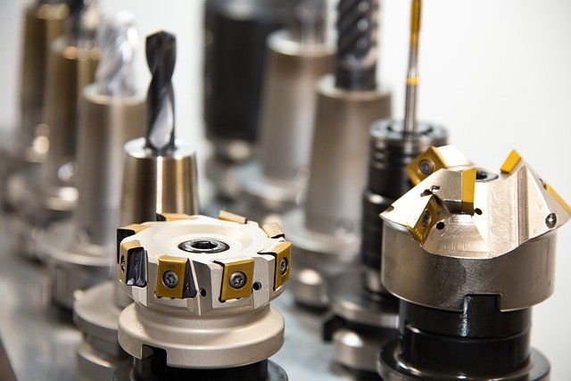Cassazione penale – Amputazione di un dito del neoassunto durante l’utilizzo di un tornio manuale totalmente inidoneo